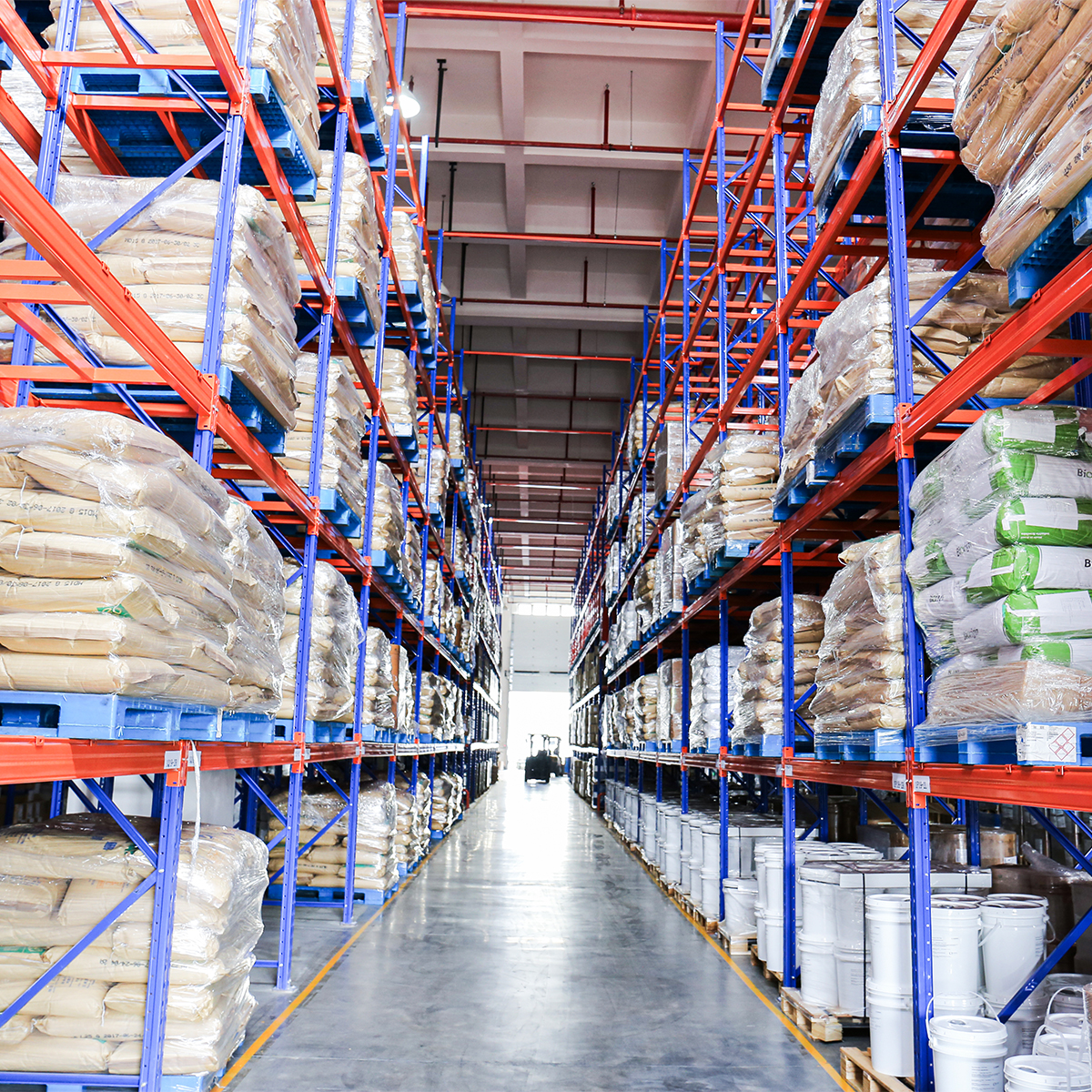 Heavy-duty shelves: the "steel backbone" of warehouses