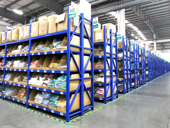 Shibang Racking &times; المجموعة العالمية للملابس والأحذية - دراسة حالة لترقية التخزين متعدد التنسيقات